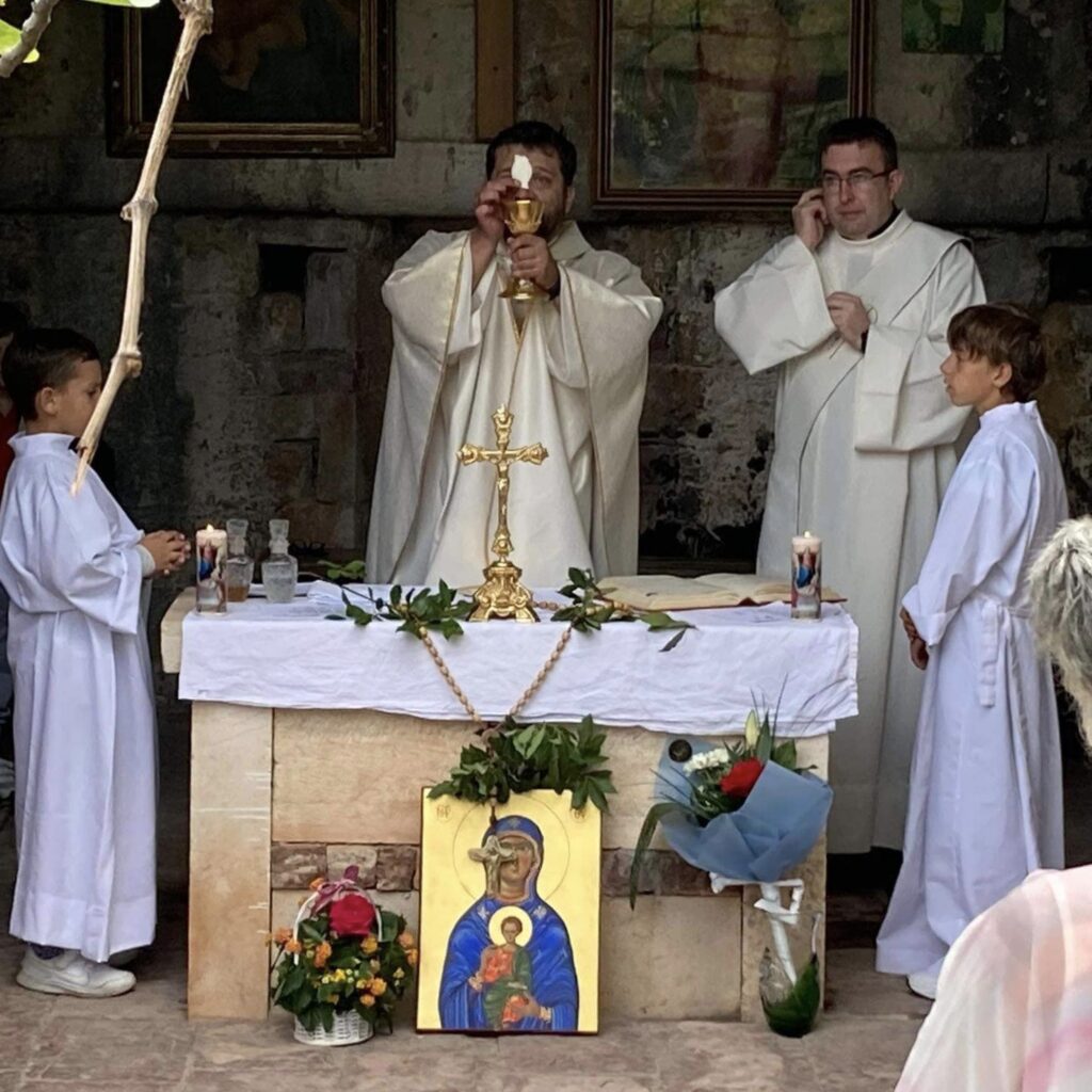 Molitva krunice i misa za biskupa mučenika Ivana Bruna na ostacima Ratačke opatije